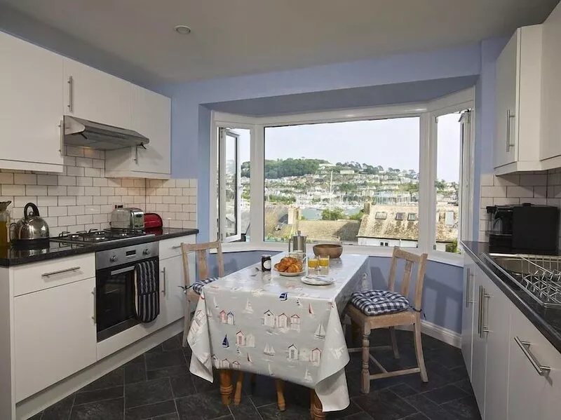 MOONRAKERS, CLARENCE STREET, pet friendly, with a garden in Dartmouth