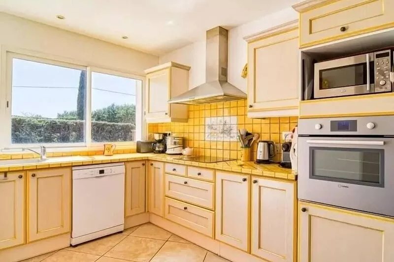 Recent Provencal villa, 8 rooms, all comfort with swimming pool on closed space