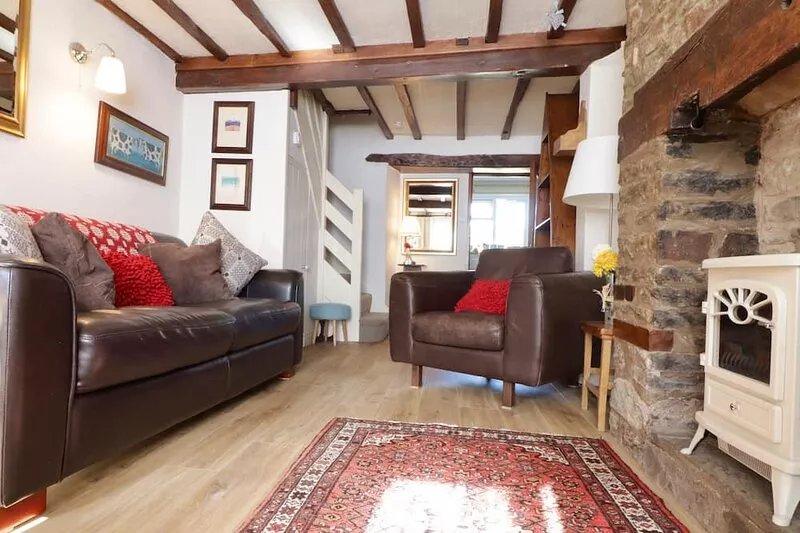 Perfectly located in centre of Hay, beautiful cottage, private parking & wifi.