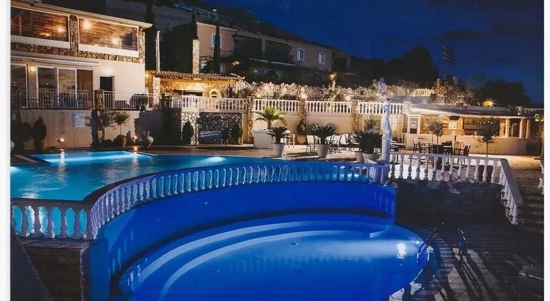 Paradise's Nest - Two Bedroom Cottage, Sleeps 6