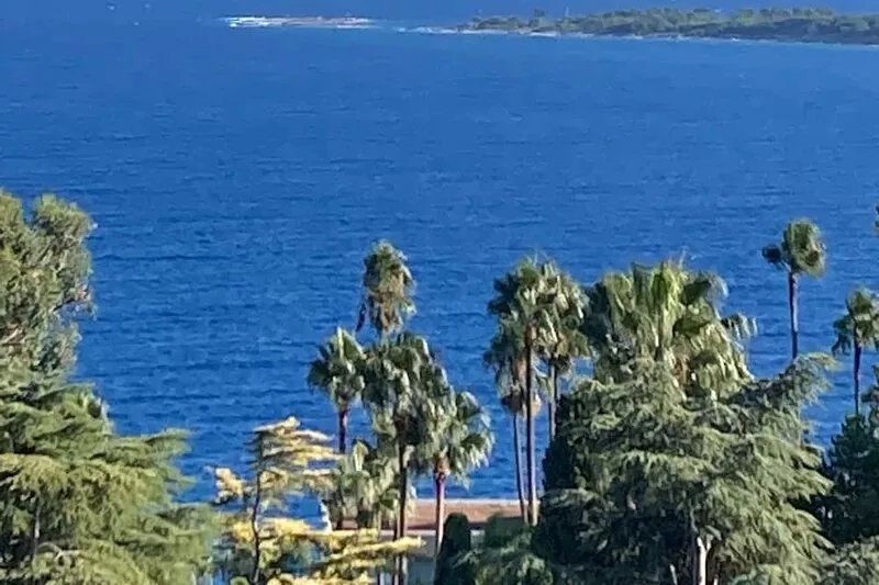 Apt 3 bedrooms 120 m2 terrace 30 m2 Sea view, AC, Swimming pool park Tennis