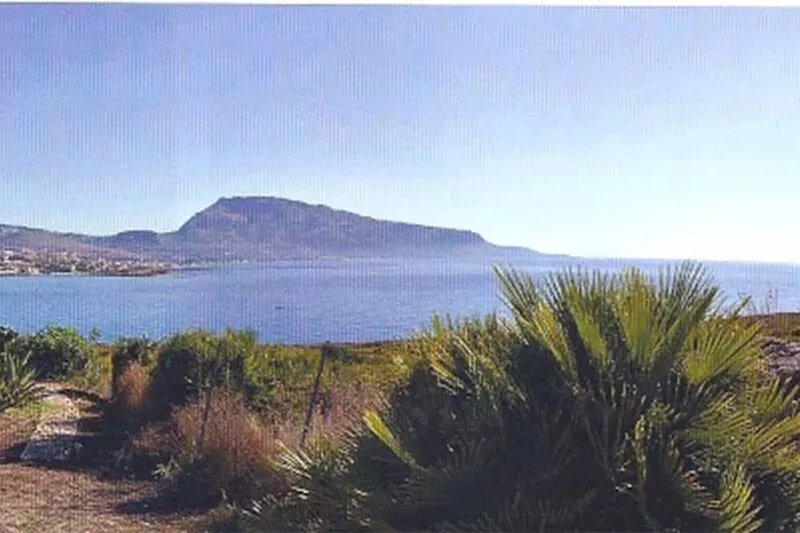 Historical Villa for 4 to 12 people bordering the sea coast of Cornino & Cofano