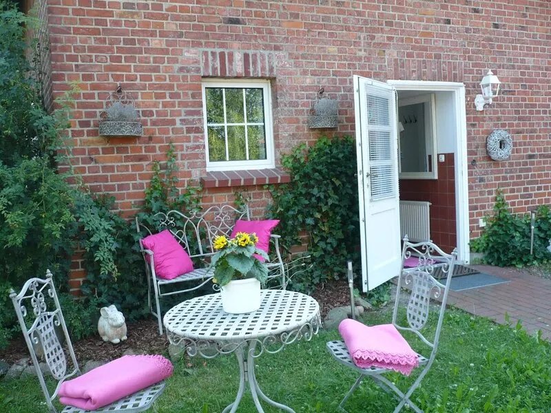 Cox, bright ground floor single apartment, 35sqm, bedroom, living room, shower