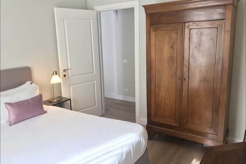 4 bedrooms, 4 bathrooms, 1 kitchen, 1 living room, 1 minute to the Vatican