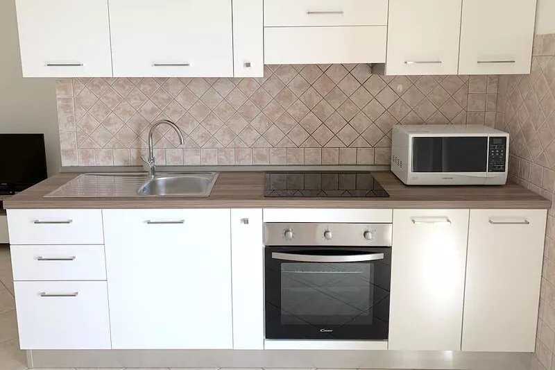 Two-room apartment with terrace, surrounded by greenery, a few steps from the