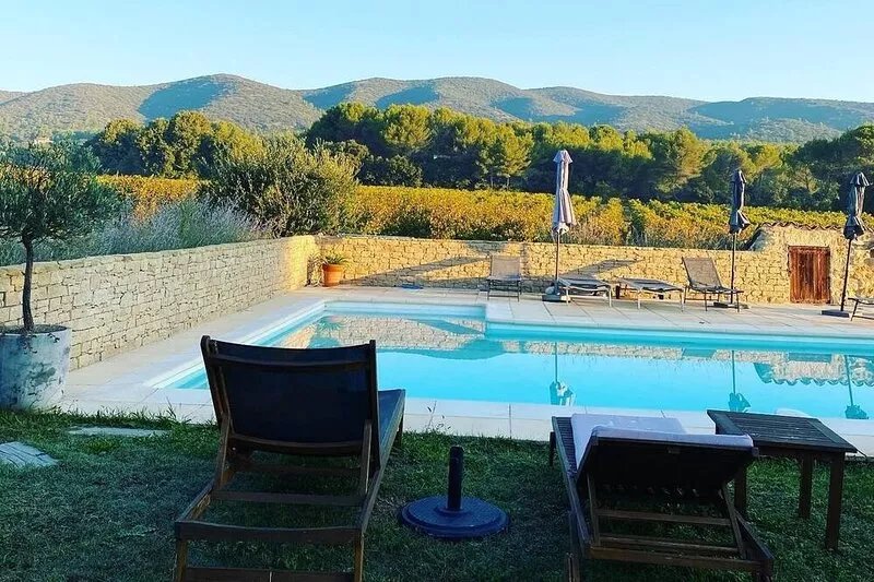 Large house at the foot of the Luberon next to Lourmarin with swimming pool