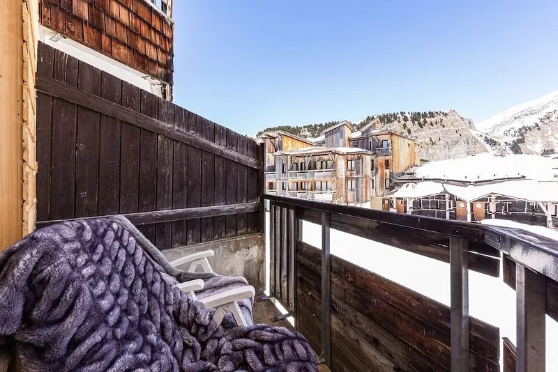 A totally refurbished, one-bedroom de luxe apartment