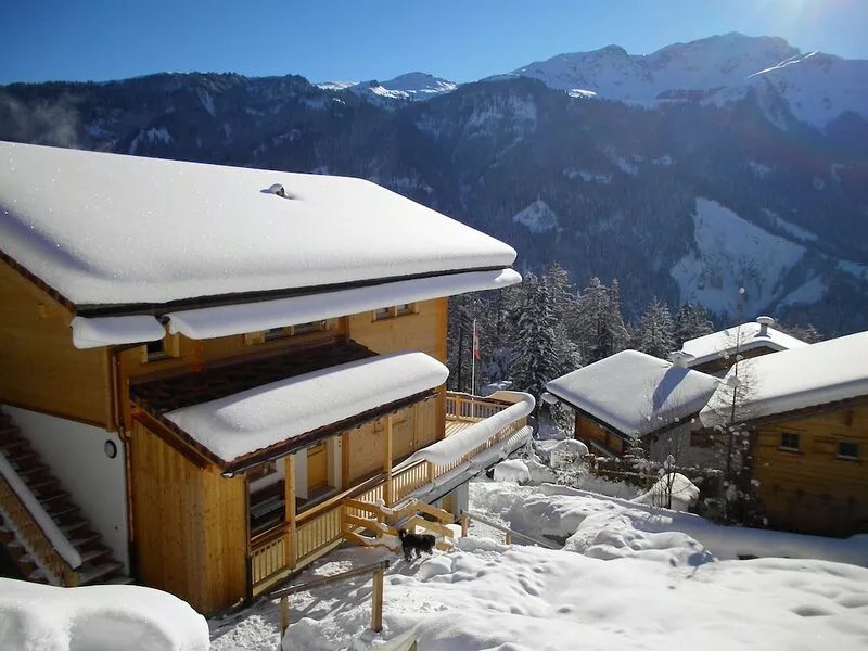 Cosy 3.5-room apartment with sun terraces and mountain views