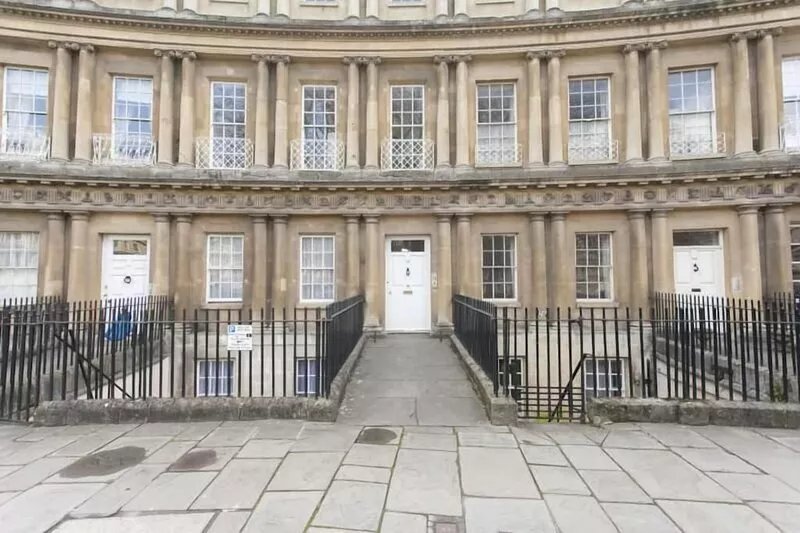 This lovely central apartment for two is a Georgian masterpiece.