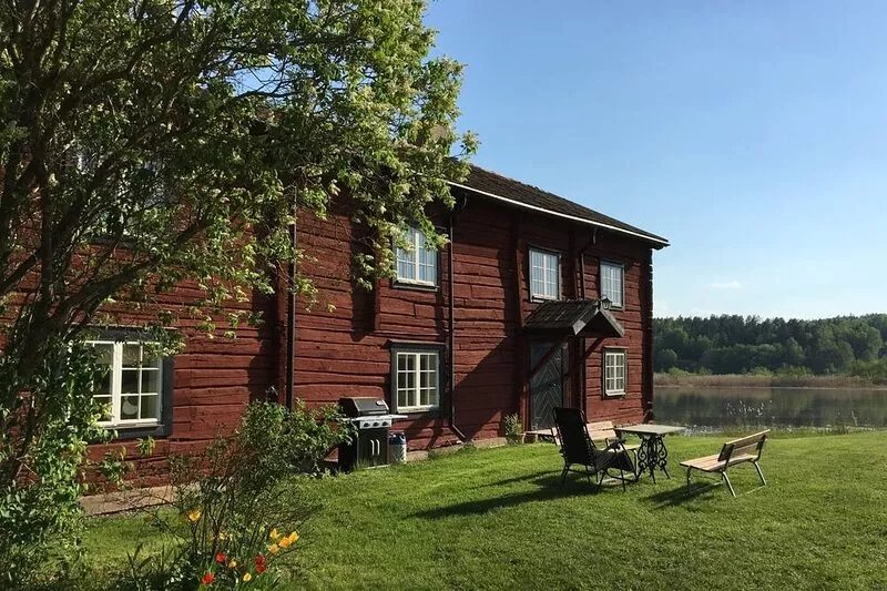 Dream vacation right on Lake Mälaren in a holiday home
