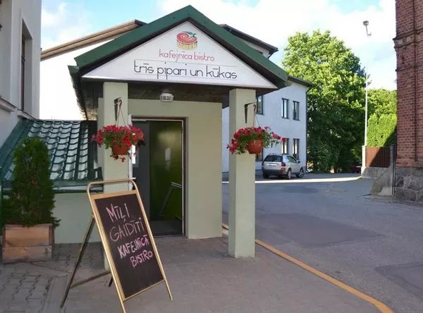 Tris pipari un kukas, kafejnica