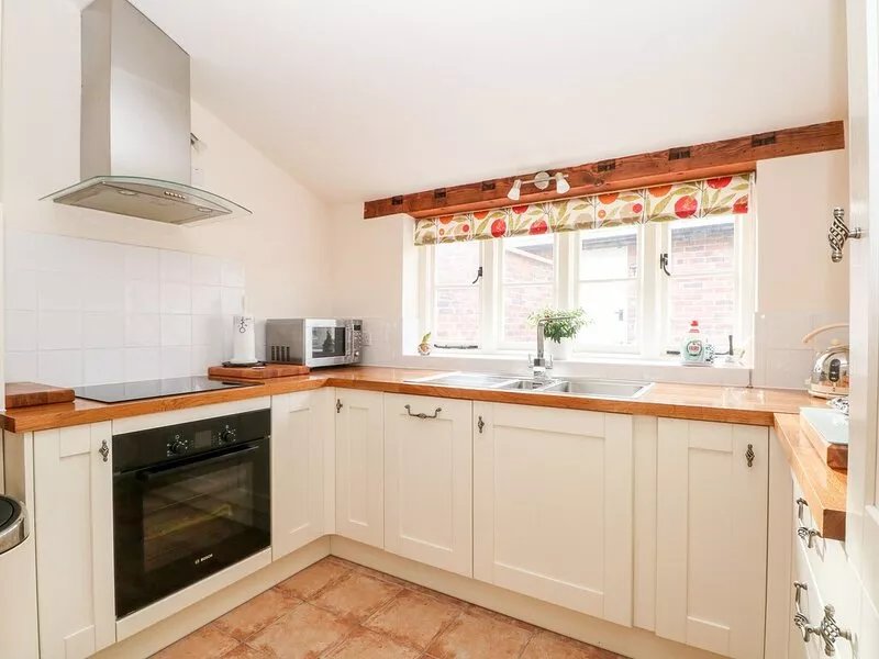 CHAPEL COTTAGE, pet friendly, character holiday cottage in Bunbury