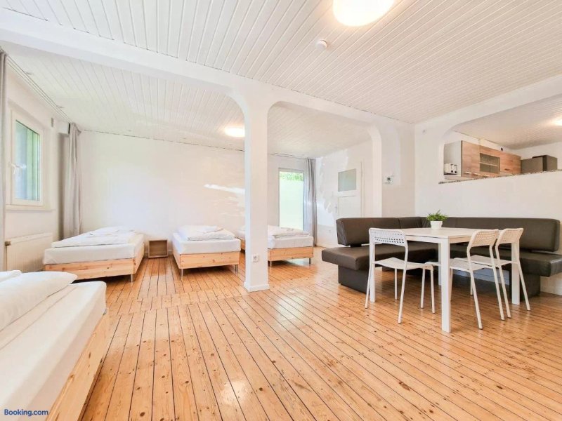 Tolstov-Hotels Large 3 Room Apartment with Garden