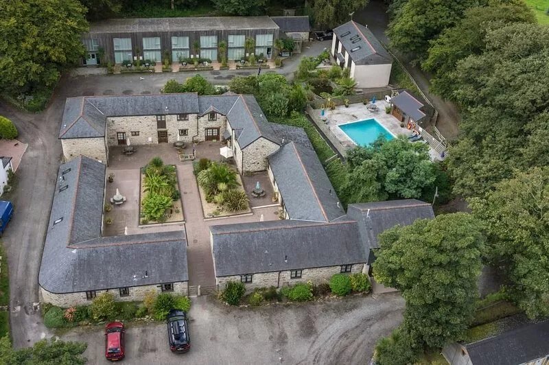 Contemporary 1 bed property with shared pool/hot tub nr Falmouth/Helford River