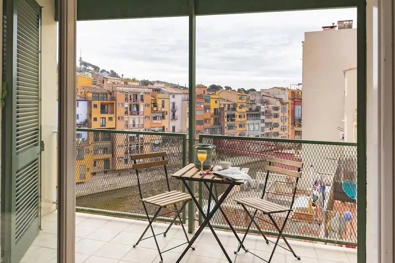 Plaça Independència Sun- Holiday Apartment in Girona | Bravissimo