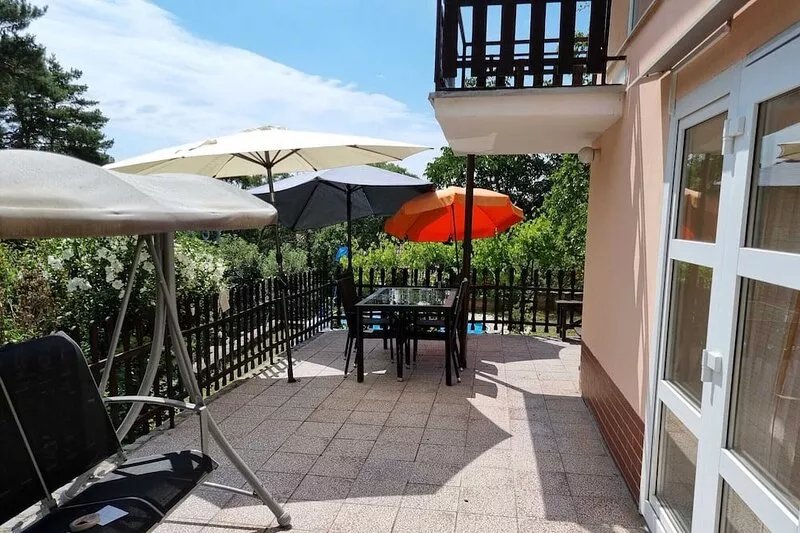 House with large terrace and pool for city and nature vacation