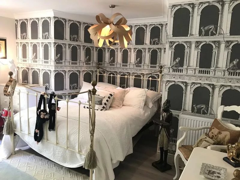 CHOBHAM, Surrey.  Spacious luxury mansion conversion Sleeps4/5
