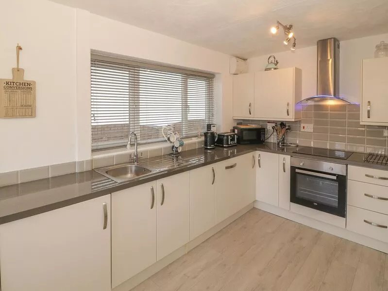 SEASIDE RETREAT, family friendly, with a garden in Porthmadog