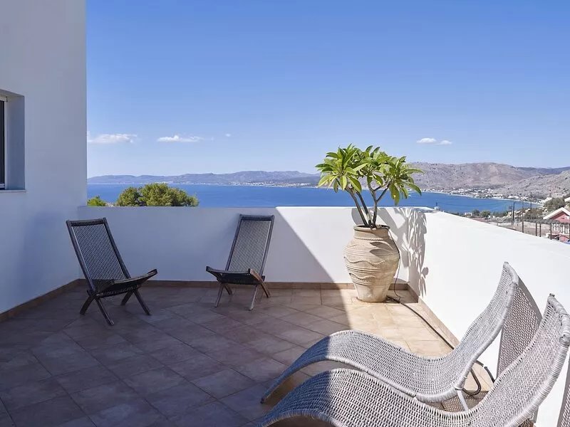 Villa for six. Large pool, sea views, lawned gardens. Near beach and amenities.