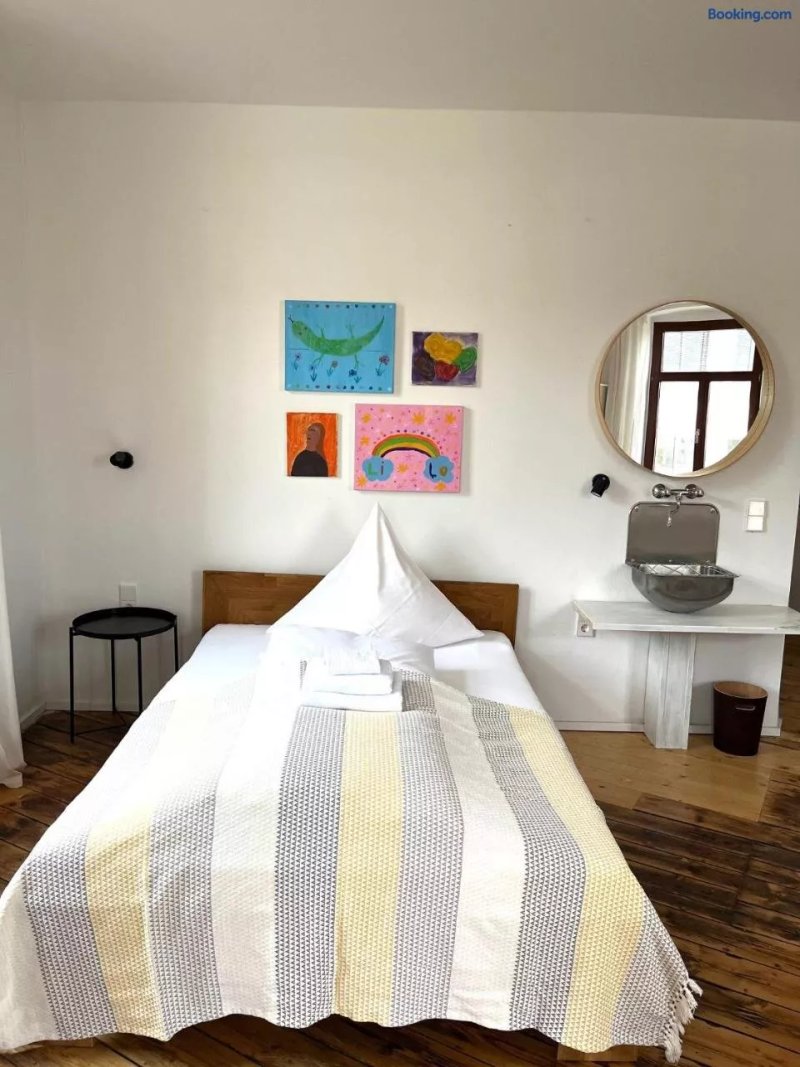 Künstlerzimmer im Kulturhaus Häselburg