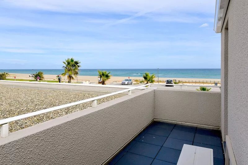 The dream on the seafront with free private garden and parking