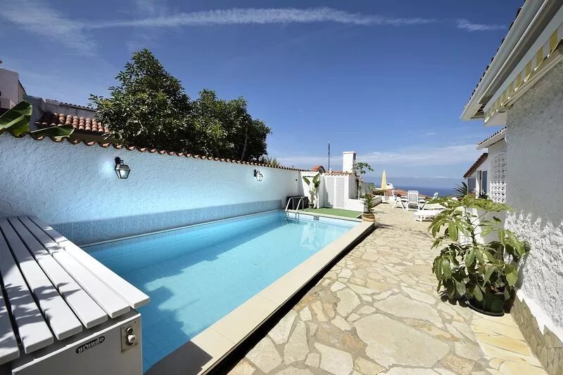 La Casita-very quiet location with stunning sea views and heated pool