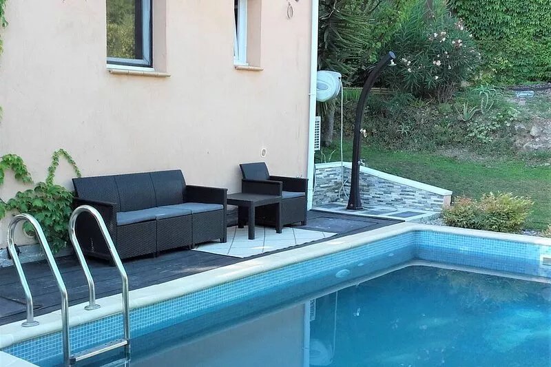 Detached 4-room apartment in quiet villa, 5 minutes by car from beaches and