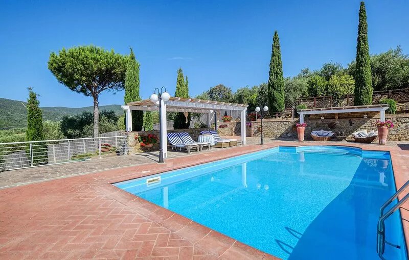 Awesome home in Castiglione della Pesc