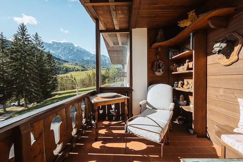 Luxurious apartment with large balcony and beautiful mountain view