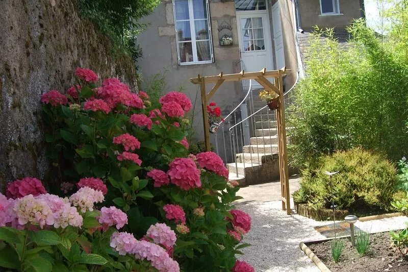 Charming furnished apartment, City center, Autun. 2 stars