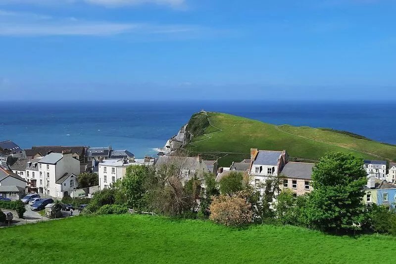 Luxury apartment, panoramic sea views, close to harbour & beaches, parking