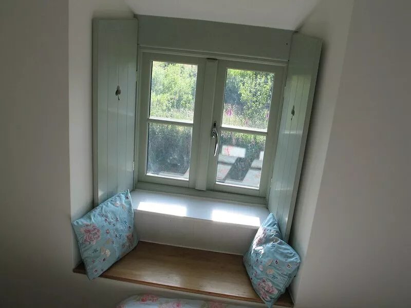 Beautiful detached cottage with far-reaching panoramic views, parking & Wi-fi