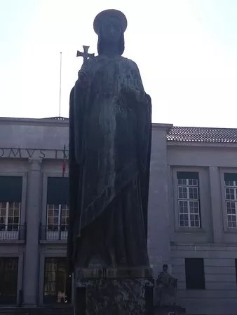 Estatua da Condessa Mumadona Dias