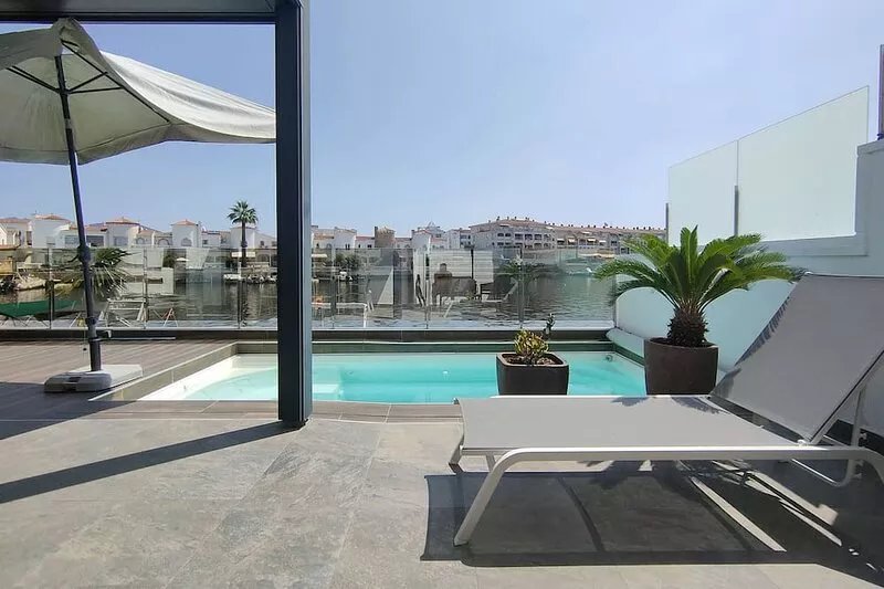 138-Empuriabrava lovely house overlooking the lake, with pool.