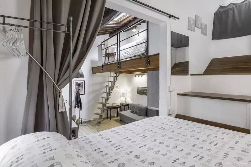 Loft Conversion, aircon, walk to historic centre, sleeps 4+2, parking, free Wifi