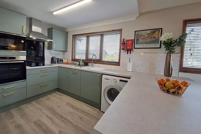 Waterside River Retreat - sleeps 6 guests in 3 bedrooms
