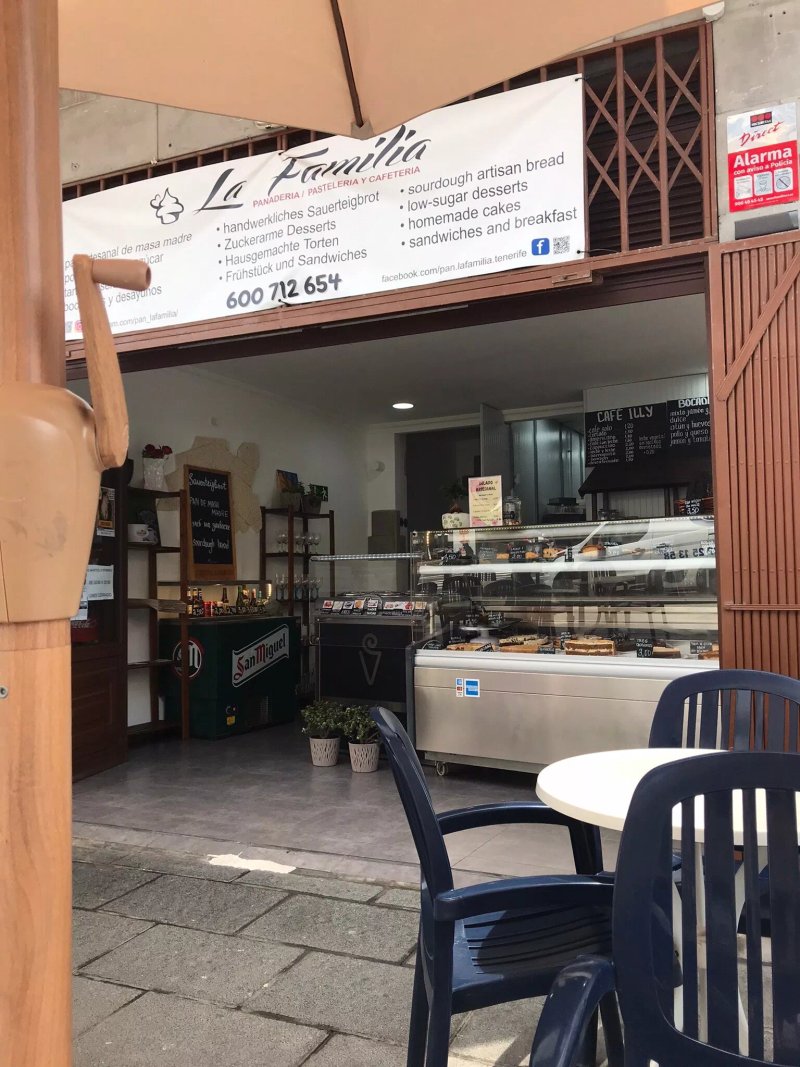 Pasteleria Panaderia La Familia