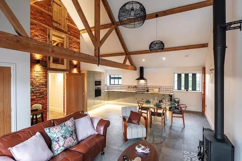 Pigeon House: Unique barn with hot tub, large private garden.