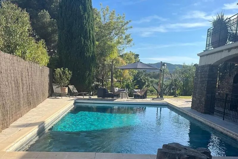 300 m from beaches and center, villa with sea view and pool. Le top LE CALME
