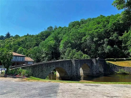 Vieux pont sur la Briance a Solignac