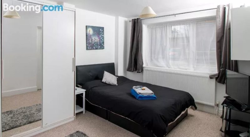 Lovely Rooms in a Quiet Place of Woking