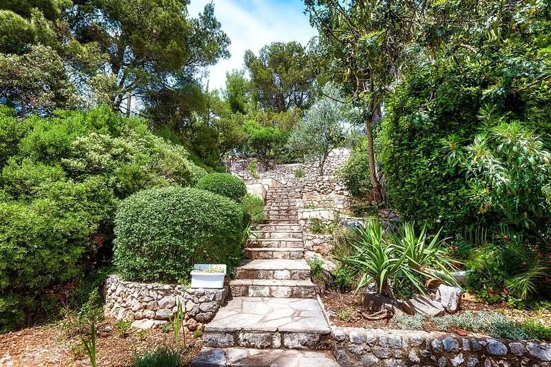 Nice villa direct on sea,surrounded with lot of mediterranean plants,two minutwe