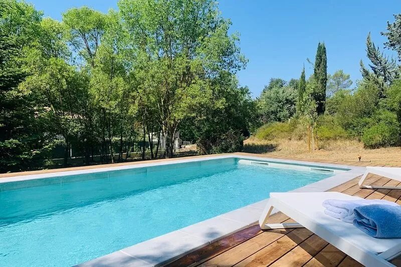 Beautiful villa on 2000m2 garden ten minutes from the town center with swimming