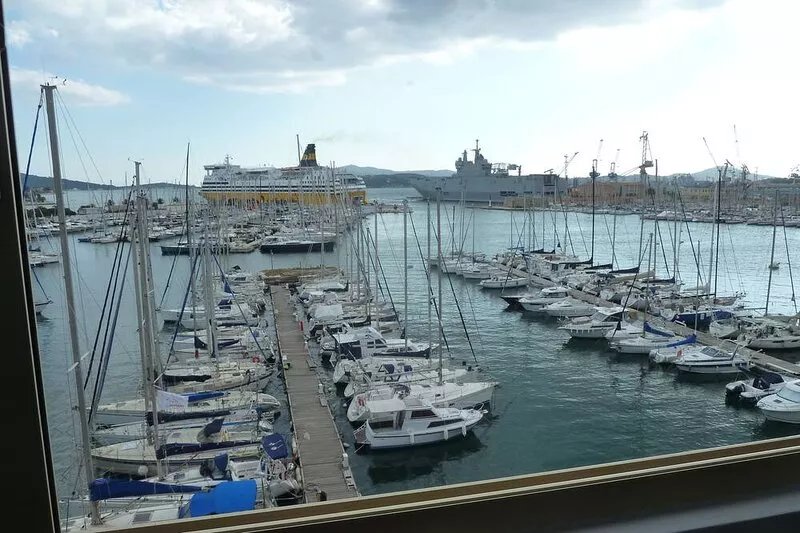 Grand T1 Design of the port of Toulon. Magnificent views of the sea.