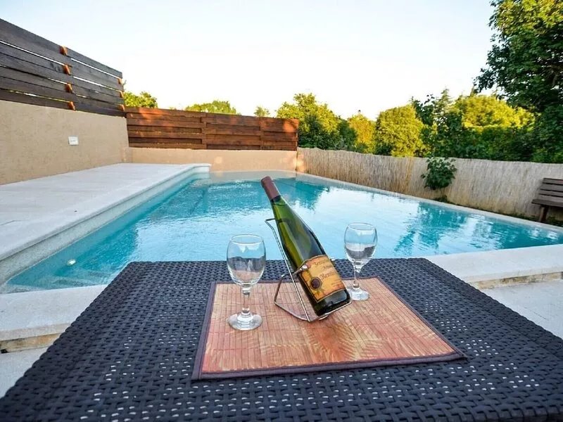 Pool, grill, WiFi, billiards, bicycles, badminton, dishwasher, washing machine