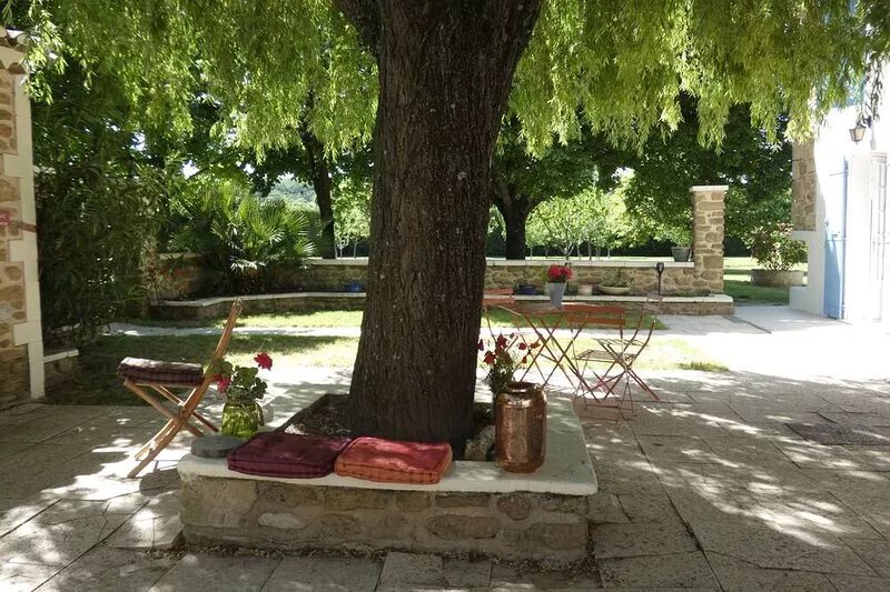 group accommodation and guest rooms Mas Provençal