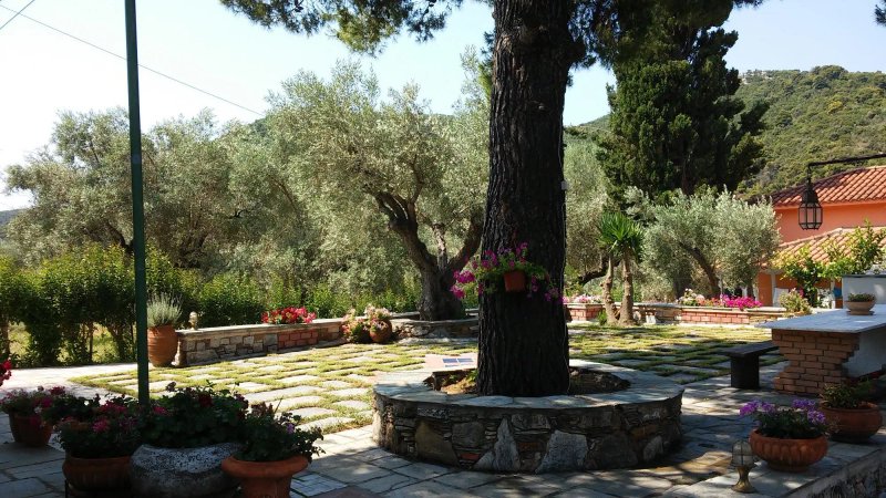 Aretousa Studios & Apartments