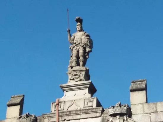 Estatua o Guimaraes de duas caras