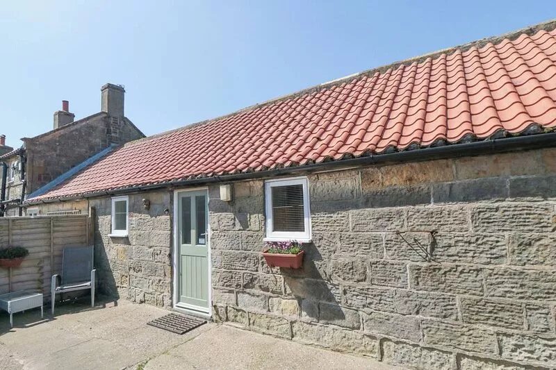 ABBEY VIEW COTTAGE, pet friendly, with a garden in Robin Hood’s Bay