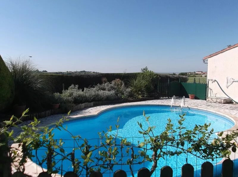 3 bedroomed house with pool - a little bit of French tranquillity